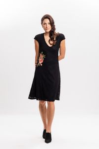 Vestido em Renda Preta com Bordado Floral