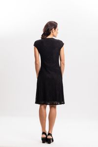 Vestido em Renda Preta com Bordado Floral