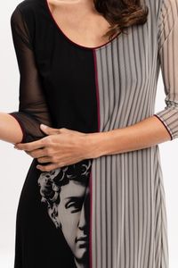 Vestido Curto em Tule Estampa Greco David