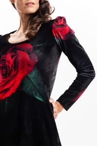 Vestido em Plush Estampado com Bolso Rosa Vermelha