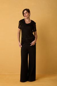 Blusa de Renda Preta com Gola Drapeada