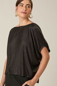 Blusa Preta Plissada com Manga Curta e Decote Cano