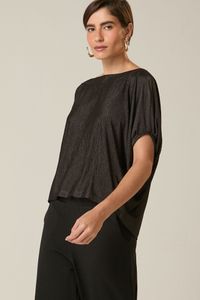Blusa Preta Plissada com Manga Curta e Decote Cano