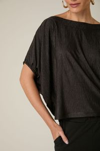 Blusa Preta Plissada com Manga Curta e Decote Cano