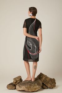 Vestido Curto de Tule Geométrico com Fita de Cetim