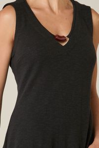 Vestido Midi de Malha Preto com Bolsos e Detalhe no Decote