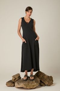 Vestido Midi de Malha Preto com Bolsos e Detalhe no Decote