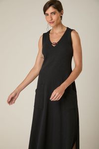 Vestido Midi de Malha Preto com Bolsos e Detalhe no Decote