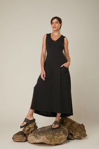 Vestido Midi de Malha Preto com Bolsos e Detalhe no Decote