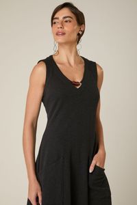 Vestido Midi de Malha Preto com Bolsos e Detalhe no Decote