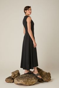 Vestido Midi de Malha Preto com Bolsos e Detalhe no Decote