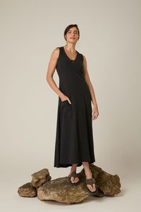 Vestido Midi de Malha Preto com Bolsos e Detalhe no Decote