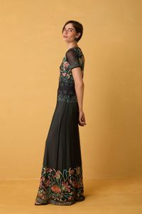 Vestido Longo de Tule Preto com Bordado Floral