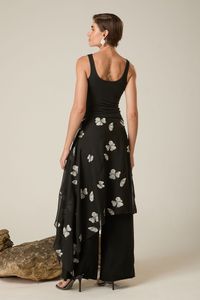 Xale de Tule Preto com Flores Bordadas Brancas