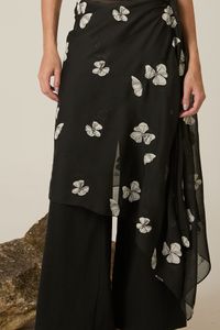 Xale de Tule Preto com Flores Bordadas Brancas