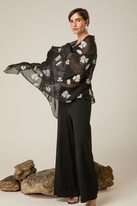 Xale de Tule Preto com Flores Bordadas Brancas