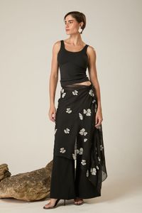 Xale de Tule Preto com Flores Bordadas Brancas