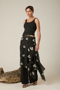 Xale de Tule Preto com Flores Bordadas Brancas