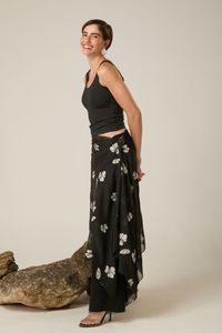 Xale de Tule Preto com Flores Bordadas Brancas
