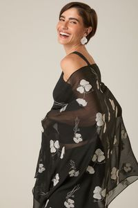 Xale de Tule Preto com Flores Bordadas Brancas