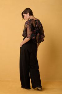 Bolero de Tule Preto com Bordado Floral Colorido