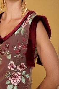 Vestido Longo de Tule Bordado Floral com Veludo Vinho