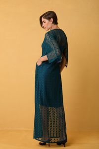 Vestido Longo de Renda com Manga 3/4 Aberta e Fenda