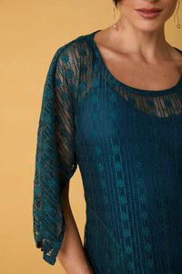 Vestido Longo de Renda com Manga 3/4 Aberta e Fenda