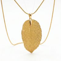 Foto do produto COLAR COM PINGENTE EM FORMATO DE FOLHA BANHADO EM OURO 18K