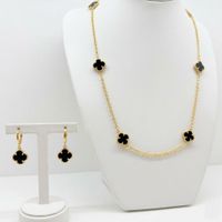 Foto do produto CONJUNTO 6 TREVOS PEROLADO BRINCO + COLAR BANHADO EM OURO 18K