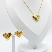 Foto do produto CONJUNTO BRINCO + COLAR CORAÇÃO ORGANICO - BANHADO EM OURO 18K