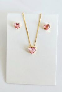 Foto do produto CONJUNTO BRINCO + COLAR CORAÇÃO ROSA - BANHADO EM OURO 18K