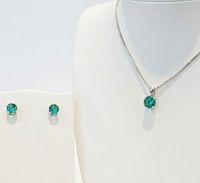 Foto do produto CONJUNTO COLAR + BRINCO PONTO DE LUZ  VERDE - BANHADO EM PRATA 925
