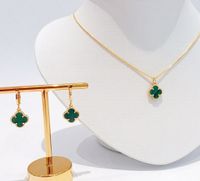 Foto do produto CONJUNTO COLAR + BRINCO TREVO VERDE - BANHADO EM OURO 18K
