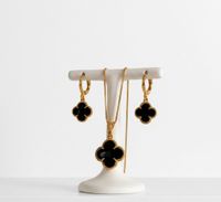 Foto do produto CONJUNTO TREVO BLACK BANHADO EM OURO 18K