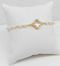 Foto do produto PULSEIRA DE PÉROLAS COM TREVO PEROLADO BANHADO EM OURO 18K