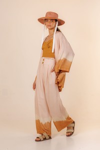 Kimono Amplo Mangas Volumosas Loy Estampa Ombré Costa Tons Terrosos com Rosé