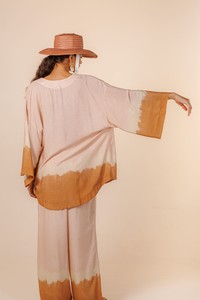 Kimono Amplo Mangas Volumosas Loy Estampa Ombré Costa Tons Terrosos com Rosé