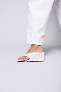 Foto do produto Sandália de Dedo Anabela Off White
