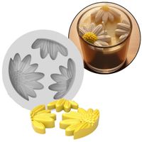 Foto do produto Forma de Silicone Margarida Bipartida Para velas | Gesso | Biscuit P1-96