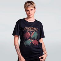 CAMISETA PRETA - UNICÓRNIOS EXISTEM
