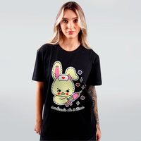 CAMISETA PRETA - MEDICADA ELA É ÓTIMA