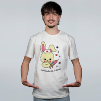 CAMISETA OFF WHITE - MEDICADA ELA É ÓTIMA