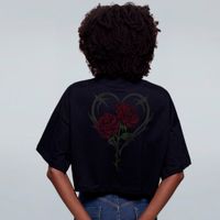 CROPPED OVERSIZED PRETO - ROSES ARE RED
