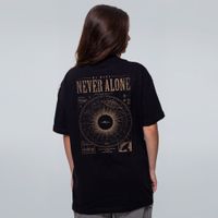 CAMISETA OVERSIZED PRETA - WE WERE NEVER ALONE
