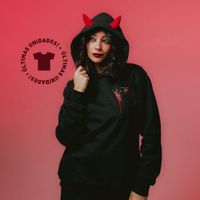 MOLETOM PRETO COM CHIFRE VERMELHO - CURSED BY CUPID