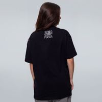 CAMISETA OVERSIZED PRETA - OUÇANDO MÚSICA