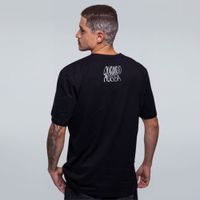 CAMISETA PRETA - OUÇANDO MÚSICA