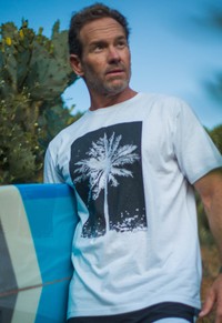 CAMISETA OCEANO PALM TREE PRINT COLLAB PRESERVING OUR ROOTS