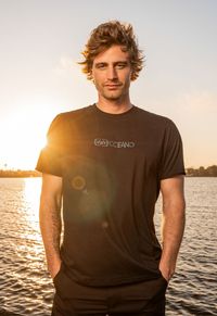 CAMISETA OCEANO ESSENCIAL TECH USE MAIS, LAVE MENOS